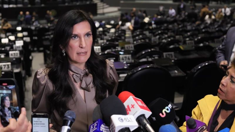 Diputada Kenia López Rabadán, presidenta de la mesa directiva.