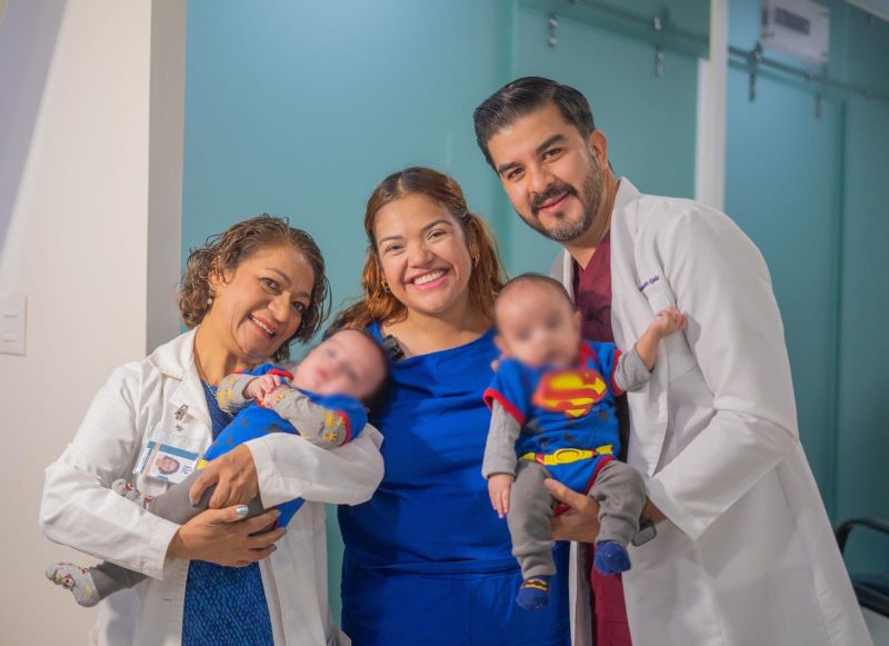 Karla y personal médico que la atendió.