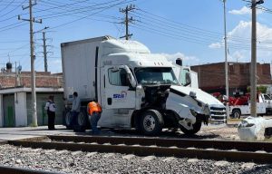 Tráiler impactado por el tren.