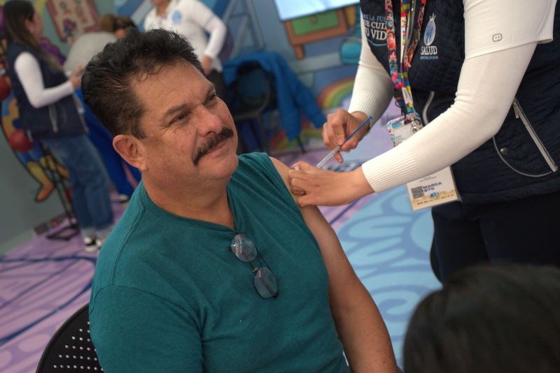 las personas de 50 años en adelante no requieren vacunarse contra el sarampión en esta etapa de inmunización, porque ya cuenta con defensas naturales adquiridas a lo largo de los años.