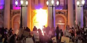 Incendio a puerta del teatro Juárez