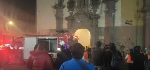 Incendio a puerta del templo de La Compañía en San Luis Potosí.