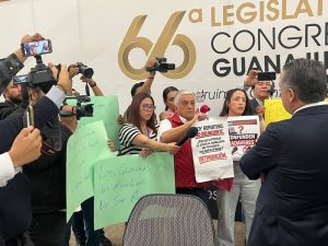 Plantón de reporteros ante el fiscal Gerardo Vázquez Alatriste.