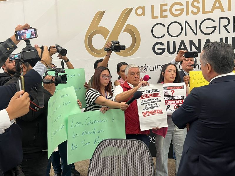 Plantón de reporteros ante el fiscal Gerardo Vázquez Alatriste.