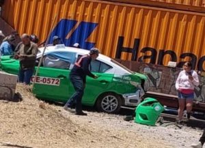 Taxi impactado por el tren.