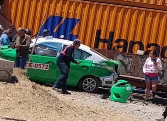 Taxi impactado por el tren.