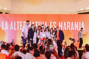 Alejandra Gutiérrez Campos, de blanquiazul a naranja en un dos por tres.