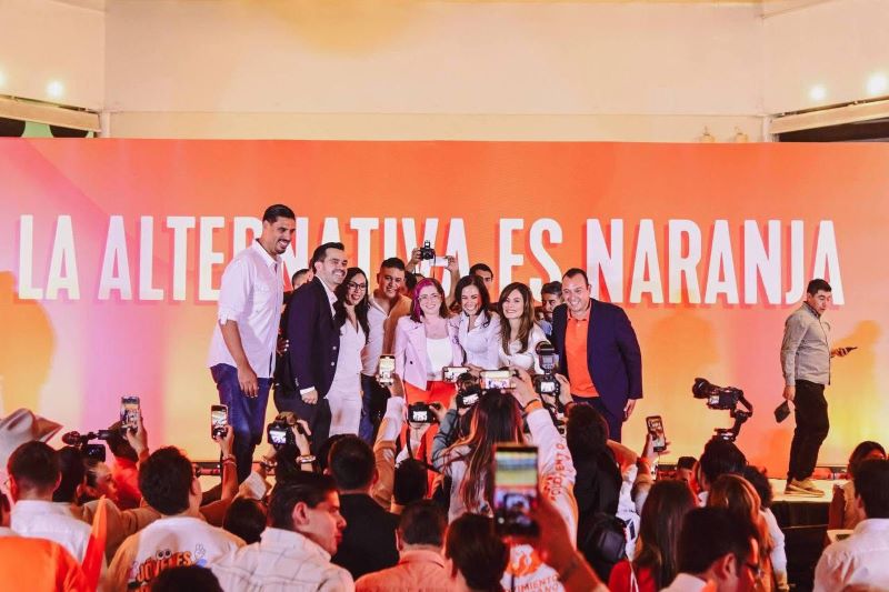 Alejandra Gutiérrez Campos, de blanquiazul a naranja en un dos por tres.