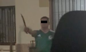Amenazó con machete a policías.