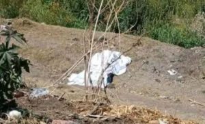 Familiares cubrieron el cuerpo con una sábana blanca.