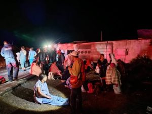 Lesionados por volcadura de autobús en San Luis de la Paz.
