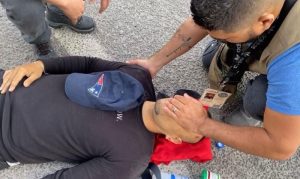 Mako Sierra, reportero golpeado por presuntos policías de investigación.