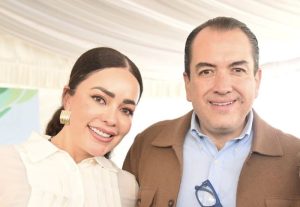 Michel Karyne Reyes Lucio, presidenta del DIF,y Adrián Hernández Alejandri, alcalde de Dolores Hidalgo.