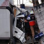Un muerto y dos heridos graves al chocar contra barda camión repartidor de paquetería en carretera Silao-Irapuato