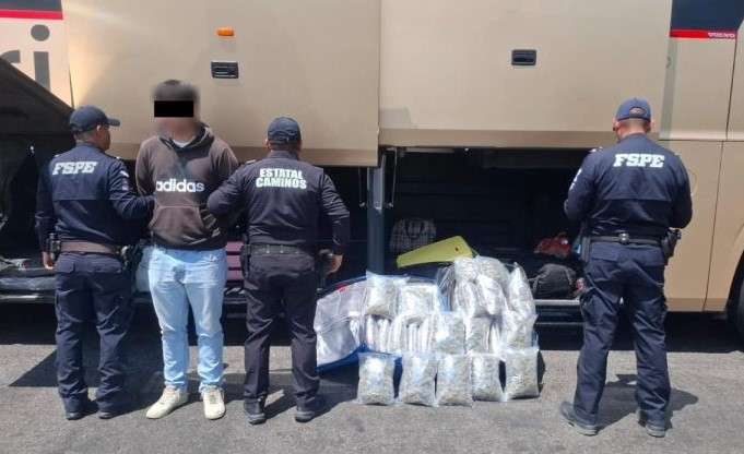 Pasajero con marihuana.