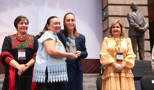 Claudia Sheinbaum con maestras.