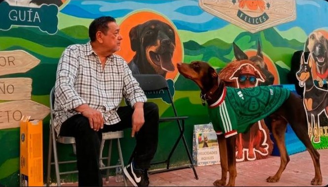 Félix Salgado Macedonio y su perro.