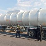 Pipa con 55 mil litros de hidrocarburo que abandonada en el libramiento de Celaya porque se descompuso