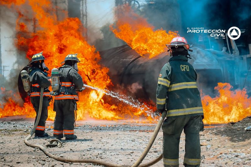 Pipa consumida por el fuego al ser embestida por el tren en Colón, Querétaro.