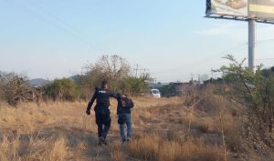 Secuestrador detenido, al fondo el camión..