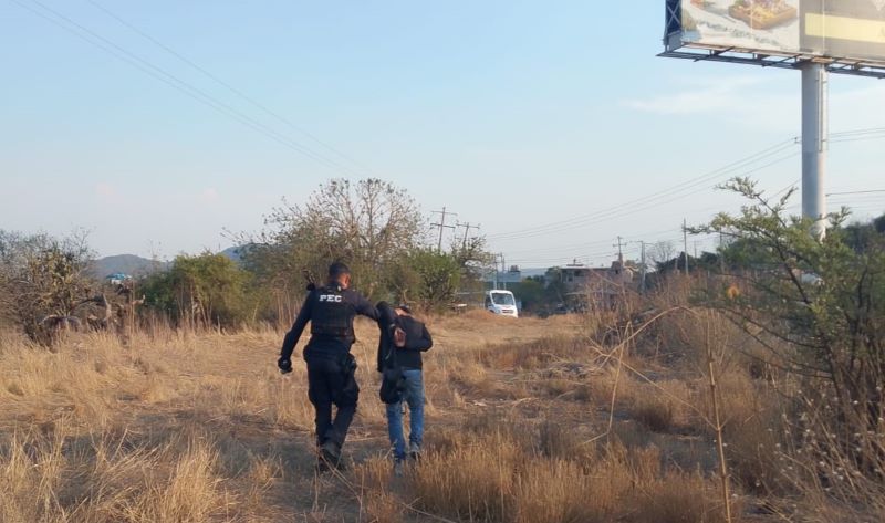 Secuestrador detenido, al fondo el camión..