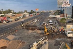 Socavón en carretera Silao León