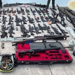 En Sinaloa autoridades federales aseguran arsenal en camioneta abandonada