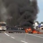 Bloquean la carretera Celaya-Juventino Rosas para exigir justicia por asesinato de menor de edad, del cual culpan a elementos de las FSPE