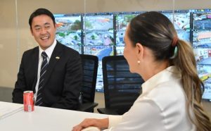 Consul japonés Toshihiro Takemura y alcaldesa Samantha Smith