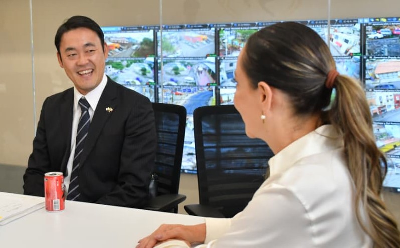 Consul japonés Toshihiro Takemura y alcaldesa Samantha Smith