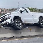 En ataque a balazos matan a conductor de una camioneta en la carretera Abasolo-Irapuato