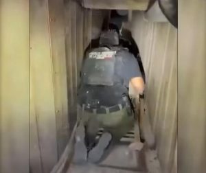 Elementos de la FGR ingresan al narcotúnel localizado en Tijuana..