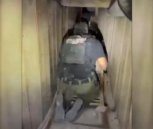 Elementos de la FGR ingresan al narcotúnel localizado en Tijuana..