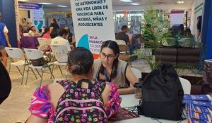Entrega de kits a mujeres migrantes.