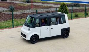 La presidenta Claudia Sheinbaum condujo la primera camioneta Olinia
