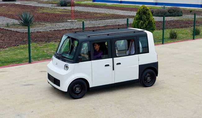La presidenta Claudia Sheinbaum condujo la primera camioneta Olinia
