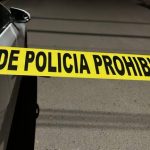 Mujer cae de camión de pasajeros en movimiento y muere al golpearse la cabeza contra el suelo
