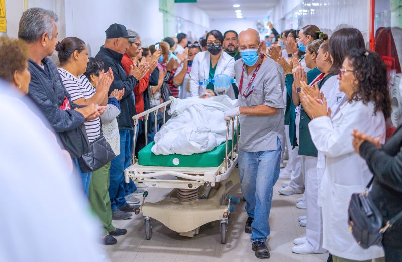 Mariana fue despedida con aplausos.
