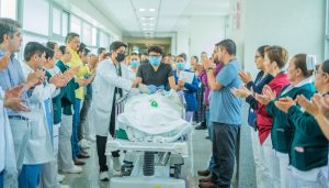 Personal del IMSS despidió a Chuy con aplausos.