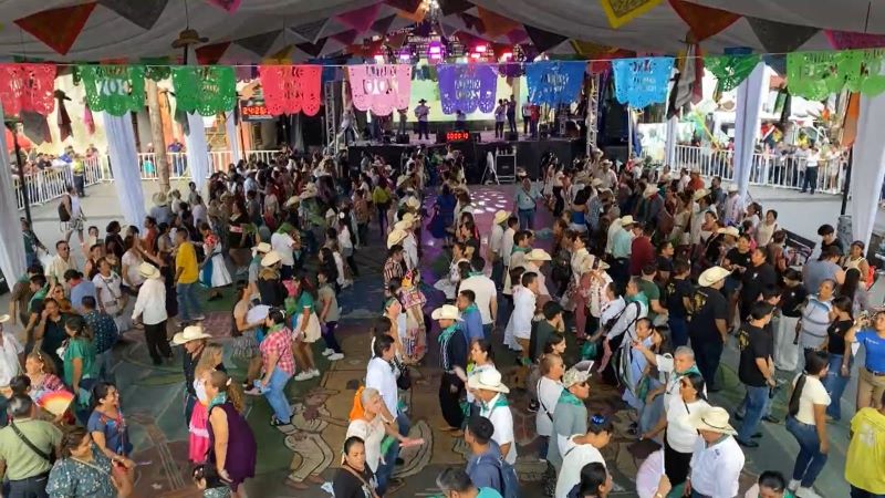 Récord Guinnes en el Pueblo Mágico de Xilitla; más de 500 parejas bailaron huapango.