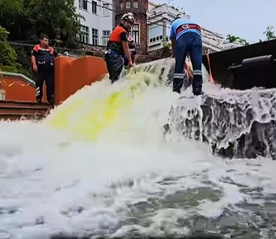 Apertura controlada de las compuertas de la presa de La Olla.