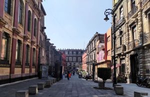 Calle de Lic. Primo de Verdad, con un desnivel muy marcado de norte a sur. Foto PAU-INAH.