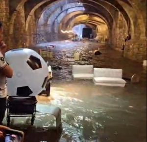 Calle subterránea inundada.