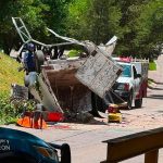 Muere jardinero al volcar la camioneta en que viajaba; otros dos están heridos.