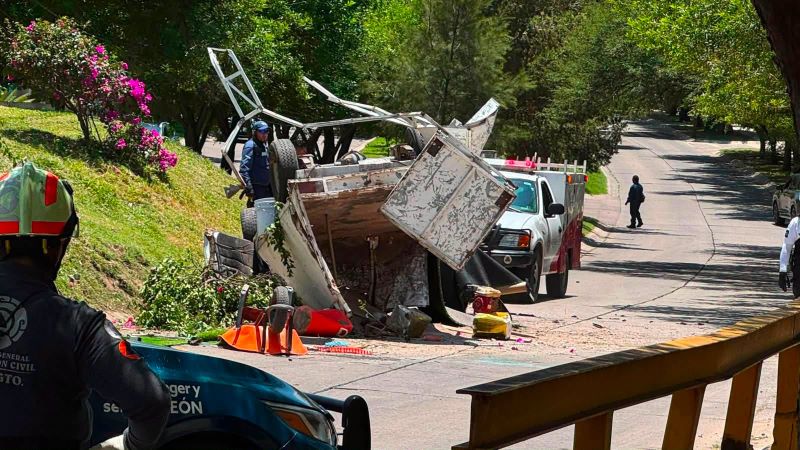 Camioneta volcada