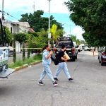 Chocan en moto cuando al parecer trataban de evitar ser detenidos; uno murió y el otro está herido