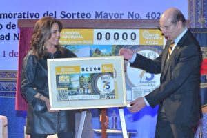 Olivia Salomón y Alejandro Chanona develaron el billete.