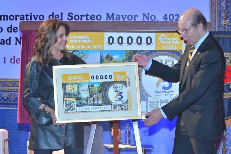 Olivia Salomón y Alejandro Chanona develaron el billete.