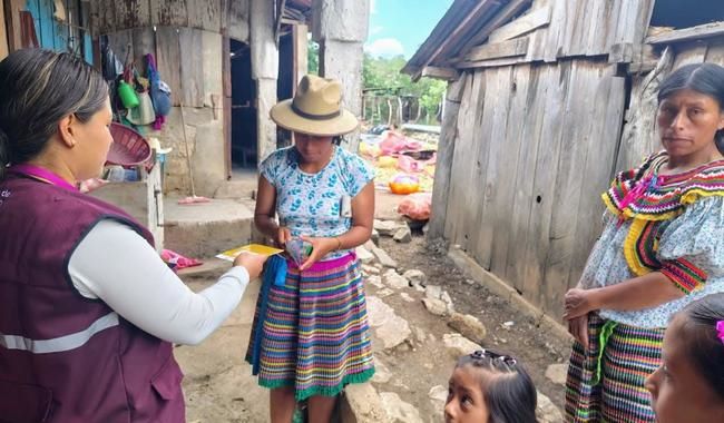 Brigadistas y promotoras utilizan materiales pedagógicos y de sensibilización.