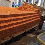 Camión que transportaba toneladas de ladrillos ocasiona socavón y queda atrapado en él en la zona centro de Salamanca